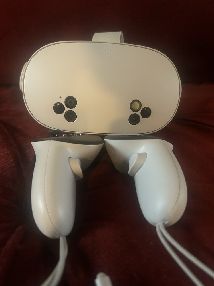 Meta Quest 3S 128GB W/ Controllers No Power Adapter