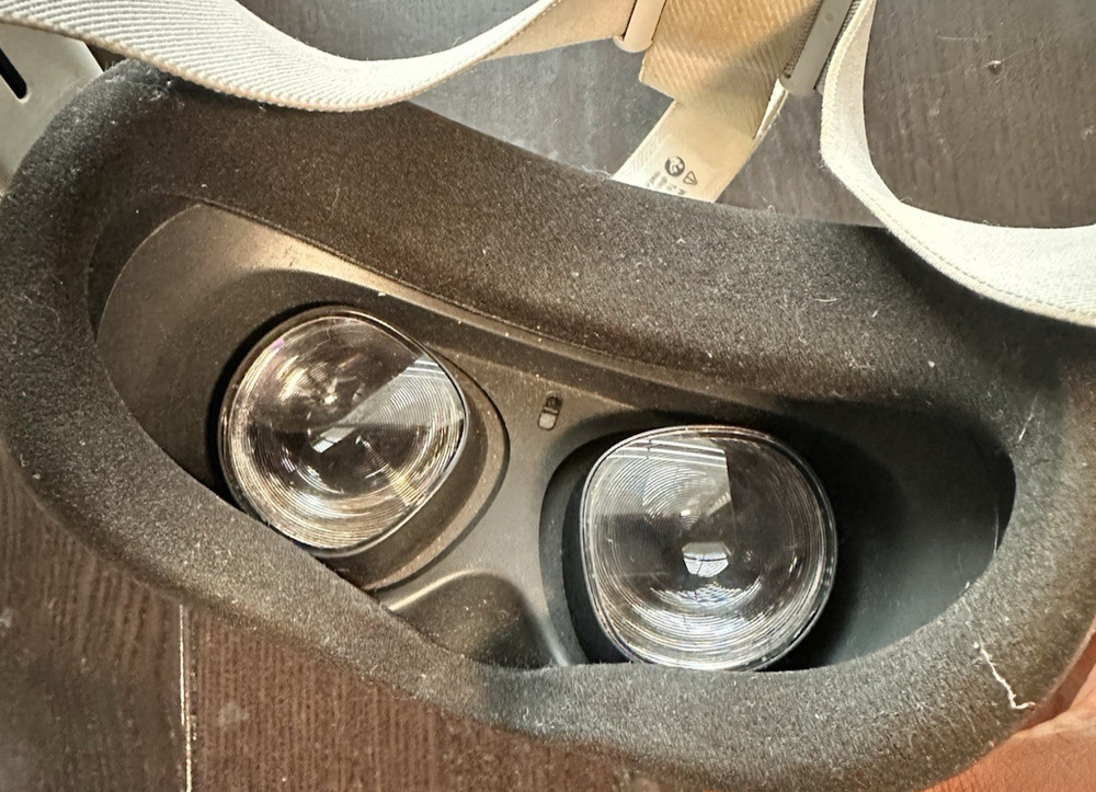 Oculus Quest 2 128GB VR Headset - Everything in Box and Case