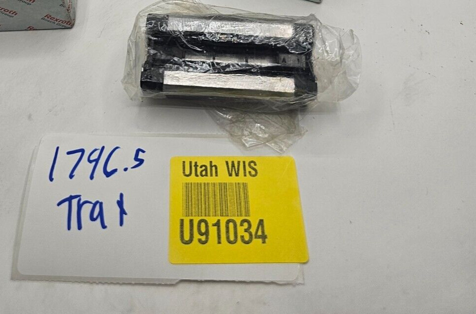 (QTY 1) REXROTH Runner Block CS R021M10656