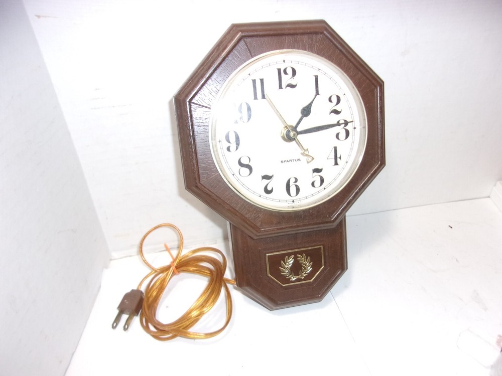 Vintage 1970's Spartus Plastic small Wall Clock Tested Works