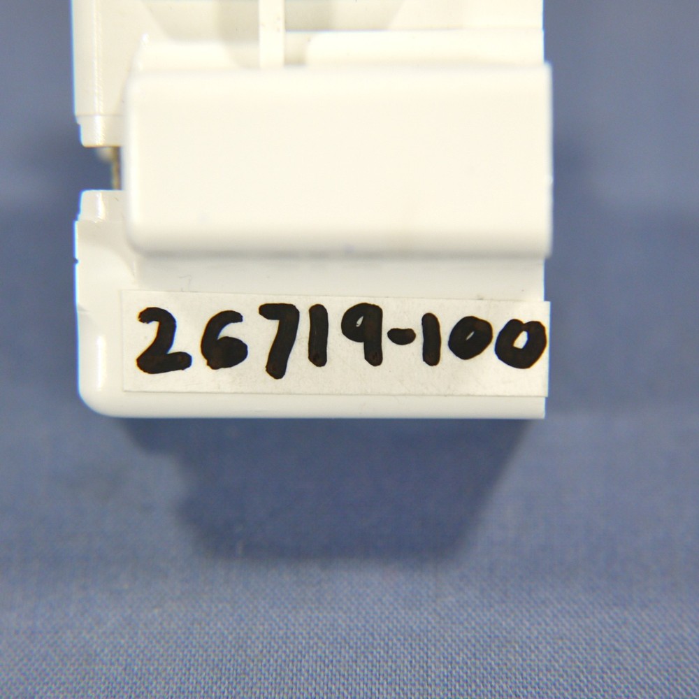 Leviton 26719-100 Compact Fluorescent Lamp Holder CFL Snap-In Light Socket Bulk