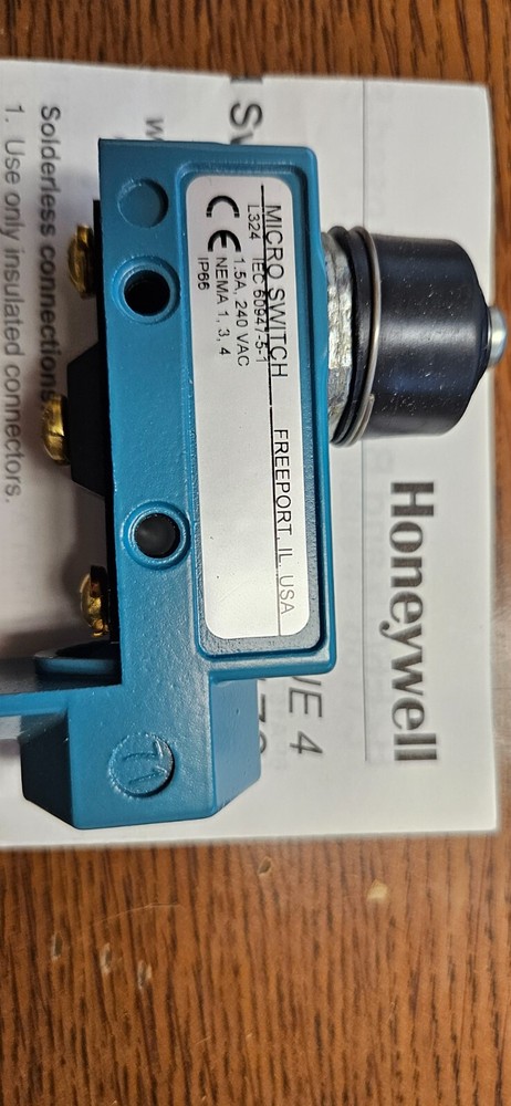 Micro Switch BZE6-2RN7-S (New)