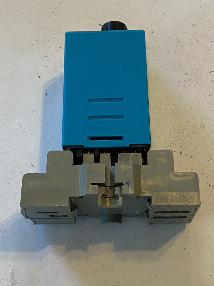 IDEC RTE-B1AD24 Electronic Timer Plug-In with SR3B-05 Relay Socket