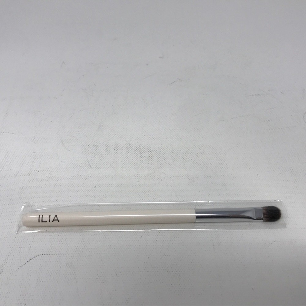 ILIA Flat Tapered Shadow Makeup Brush, White