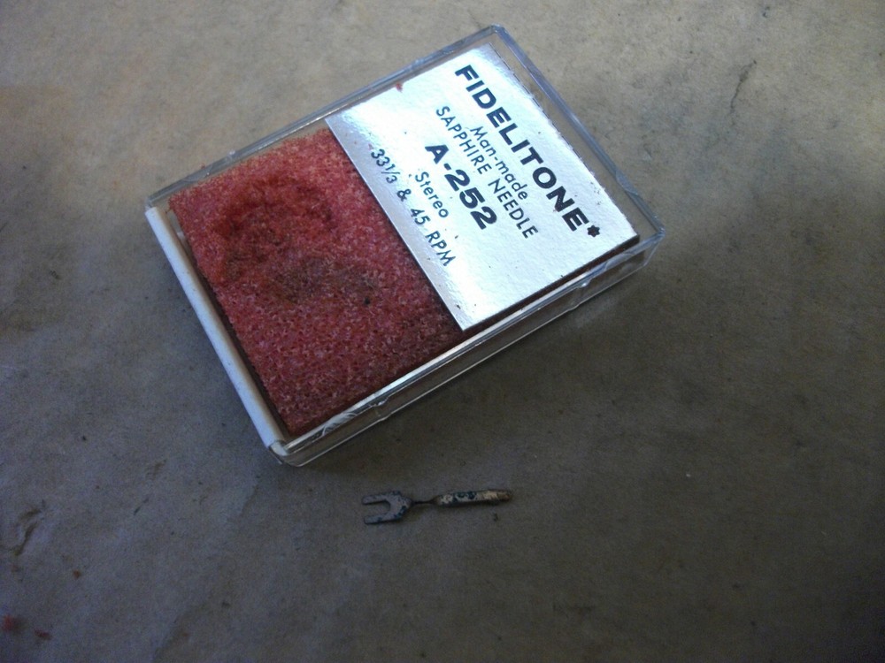 Fidelitone Sapphire Replacement Needle A-252  33 1/3 & 45 RPM+