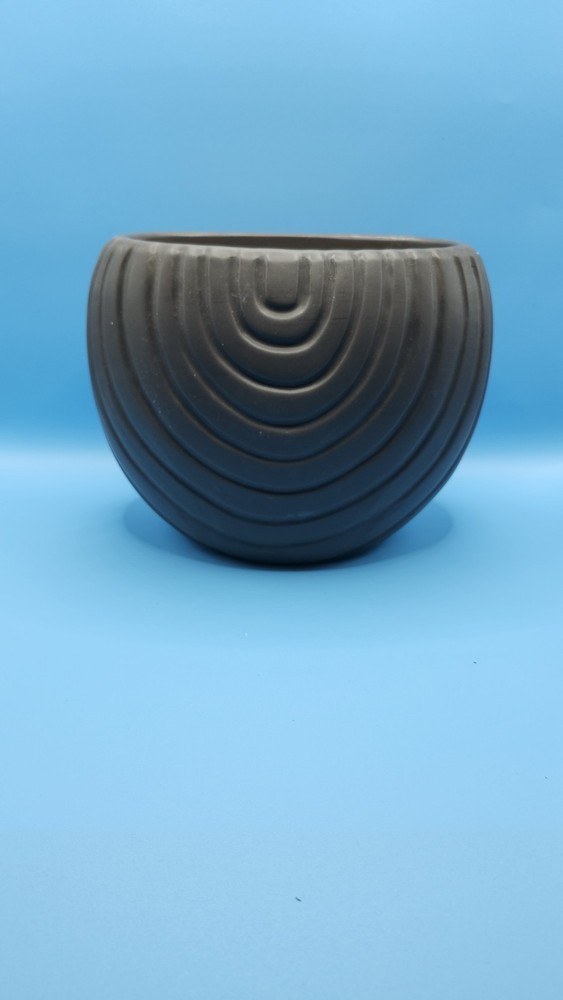 Pewter colored textured medium planter 6in opening