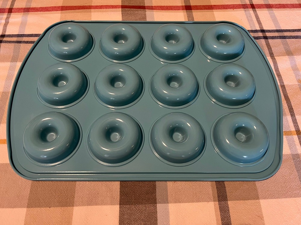 Pampered Chef Donut Pan Makes 12 Donuts ~ Teal Back