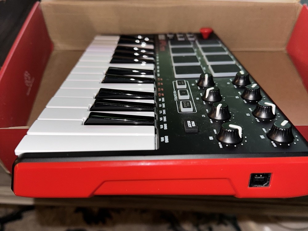Akai Professional MPC Essentials Hybrid 3 Wobble MPK Mini Controller