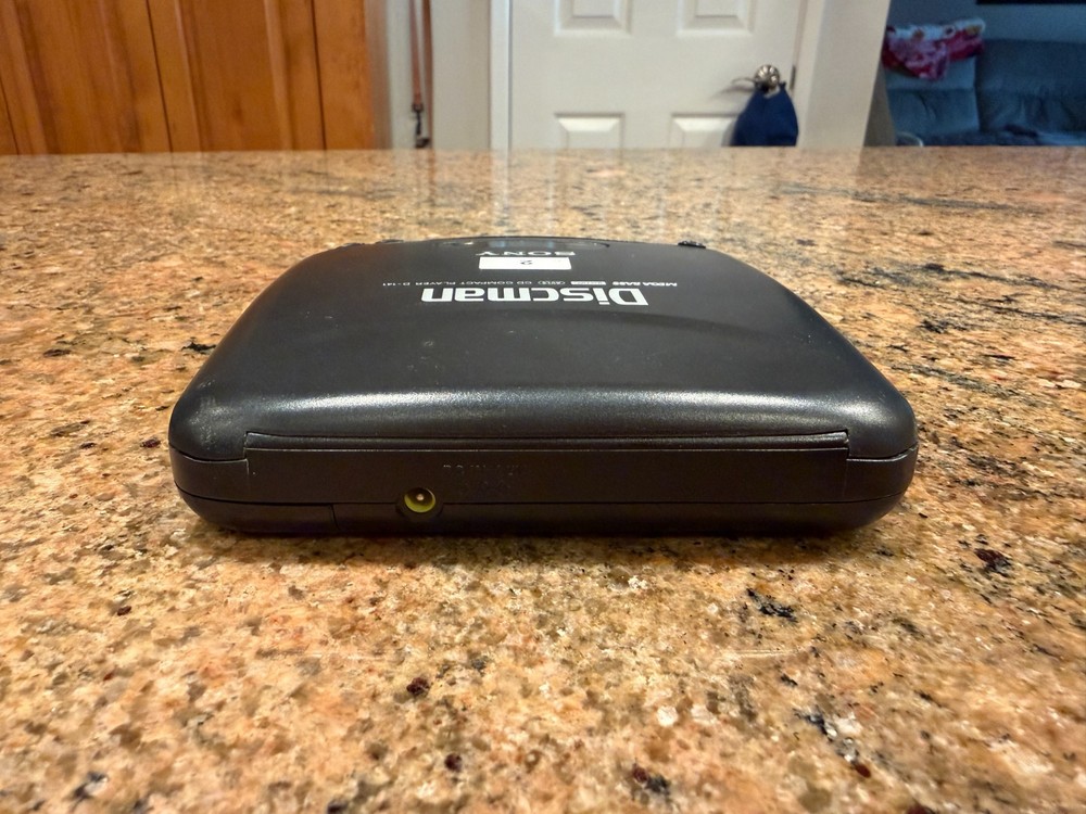 SONY DISCMAN D-141 CD PLAYER BUNDLE - WORKING CONDITION (SEE VIDEO)