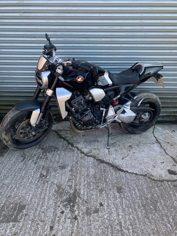 2018 HONDA CB1000R RH SIDE BRACKET SILVER SUPPORT BRACKET RH SIDE REF A017