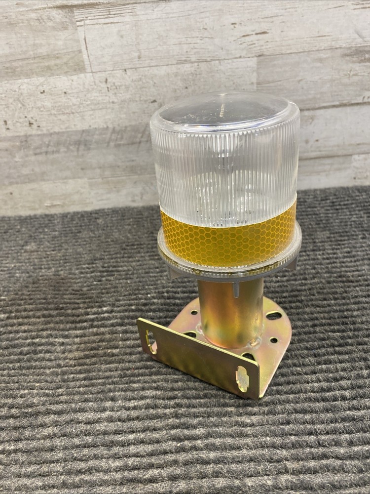 Tapco 3337-00002 Solar-Powered LED Strobe Light