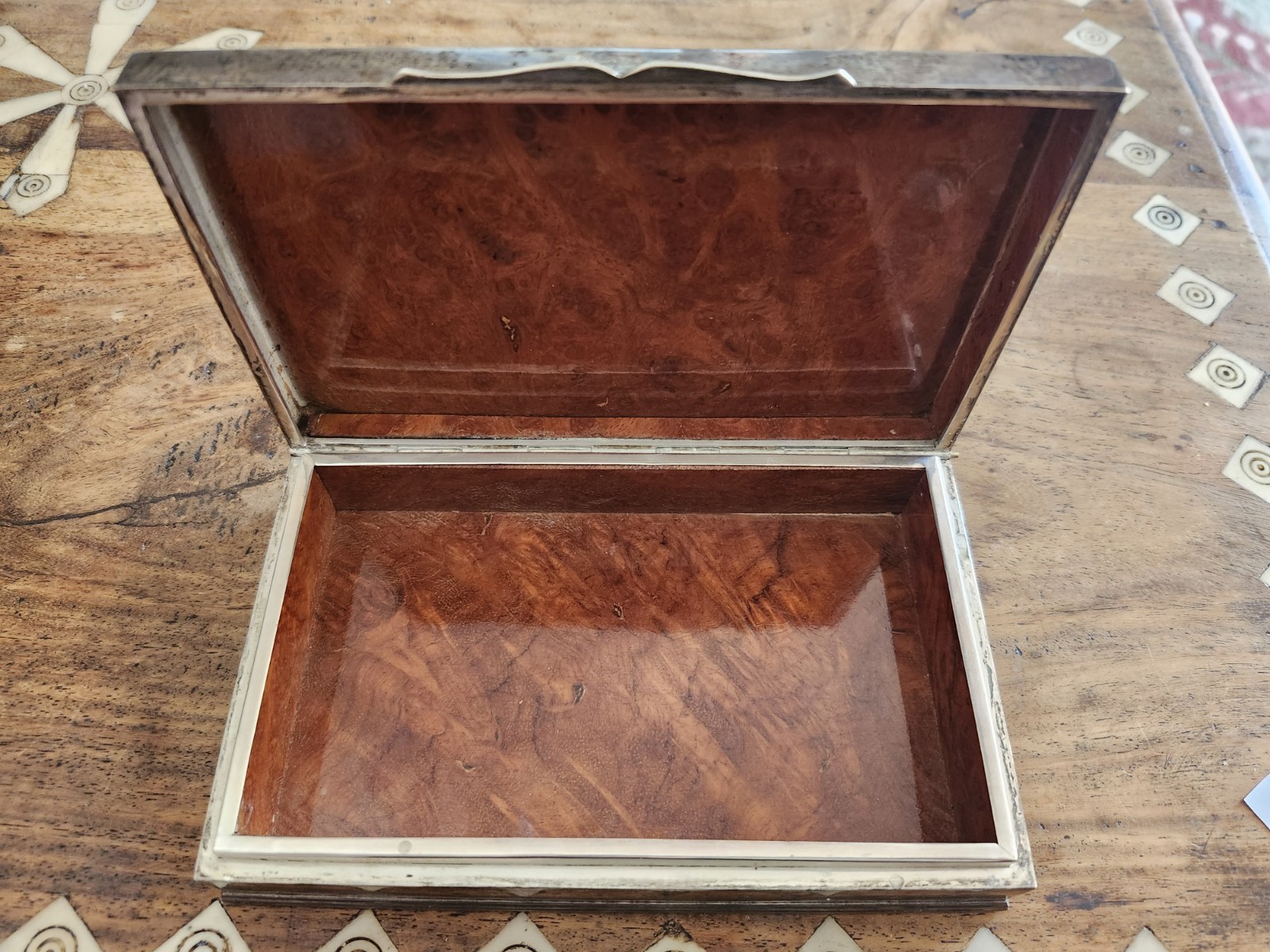 Vintage Sterling Silver Repousse Deity Box Thainakon Thailand Burl Lined 418g