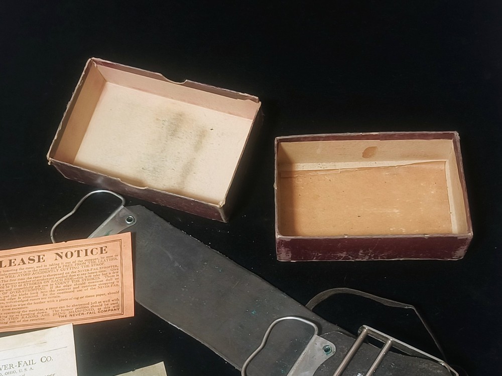 VINTAGE Never Fail Stropper Leather Razor Strop WITH Original Box LEAFLETS