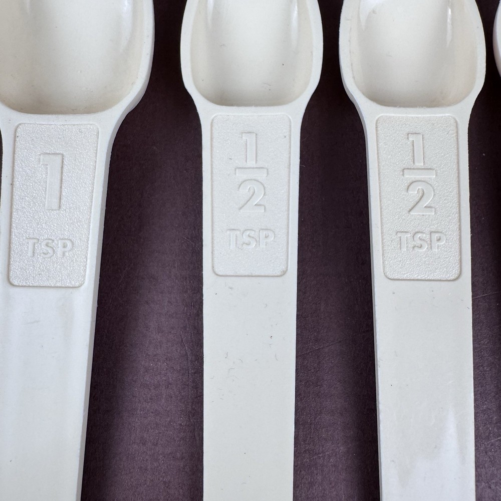 Tupperware Measuring Spoons Set 8 Pc Cream Ivory Complete No Ring USA Kitchen