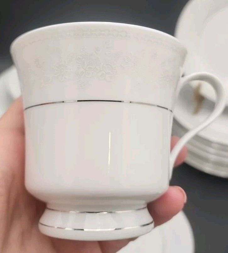 30- CHANTILLY by LILING Fine China YUNG SHEN NICE!!!