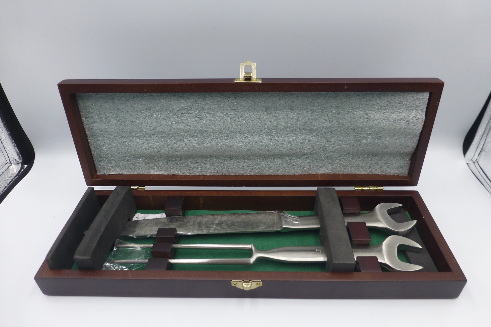 Snap-on Tools 2-Piece Carving Set Wrench Handle Knife & Fork w/Wooden Case Shelf