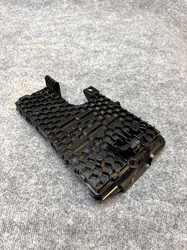 20-24 TESLA MODEL Y RIGHT LOW VOLTAGE CONTROLLER MODULE OEM, 1657650-40-A