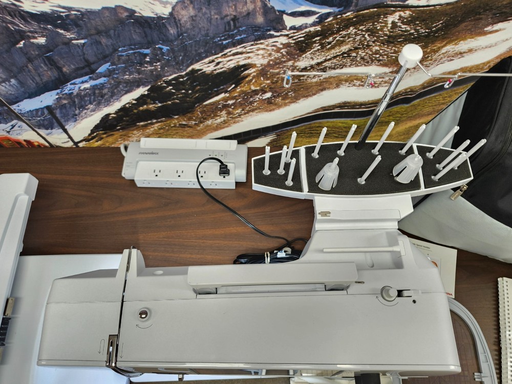 Bernina 700E Embroidery Machine! Professionally Serviced!