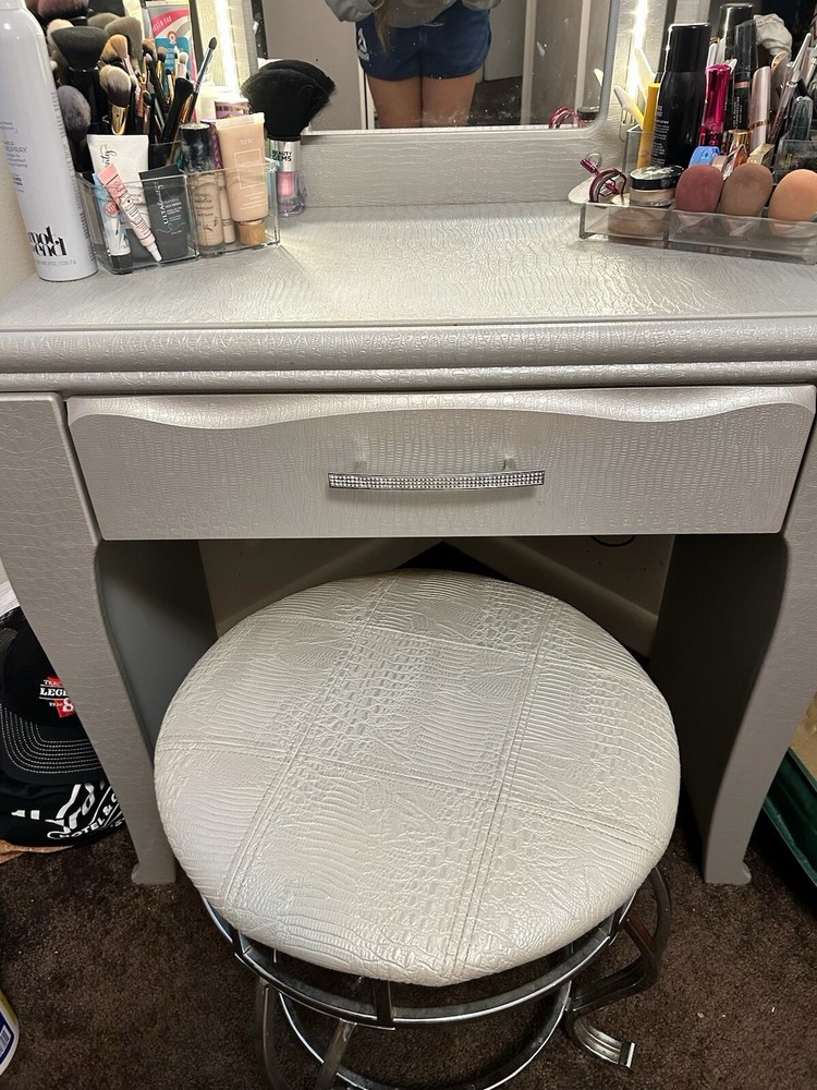 Bedroom Set With Light Up Vanity