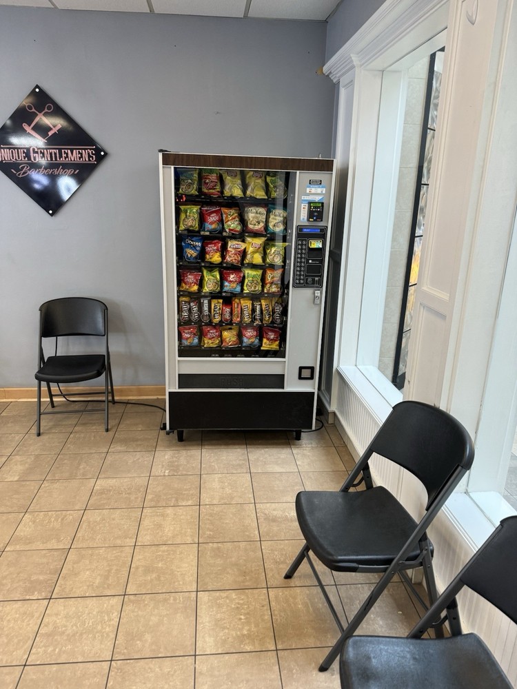 AP 113 Used SNACK VENDING MACHINE @Location AP  w/computer Cc Reader