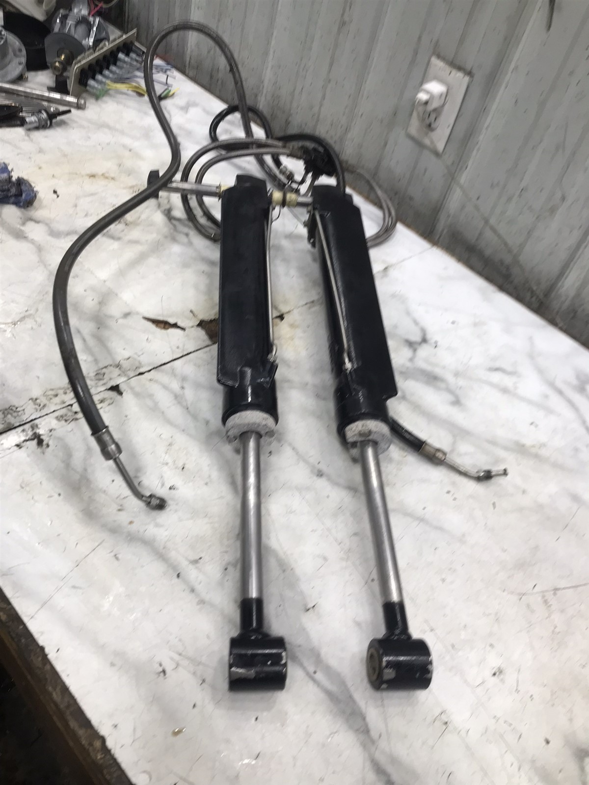 MerCruiser Mercury Marine out drive outdrive trim tilt lift hydraulic cylinders