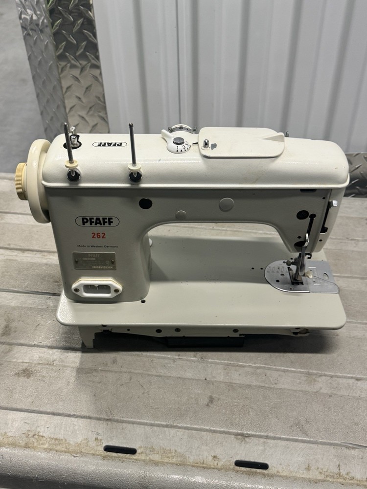 Vintage PFAFF 262 Sewing Machine