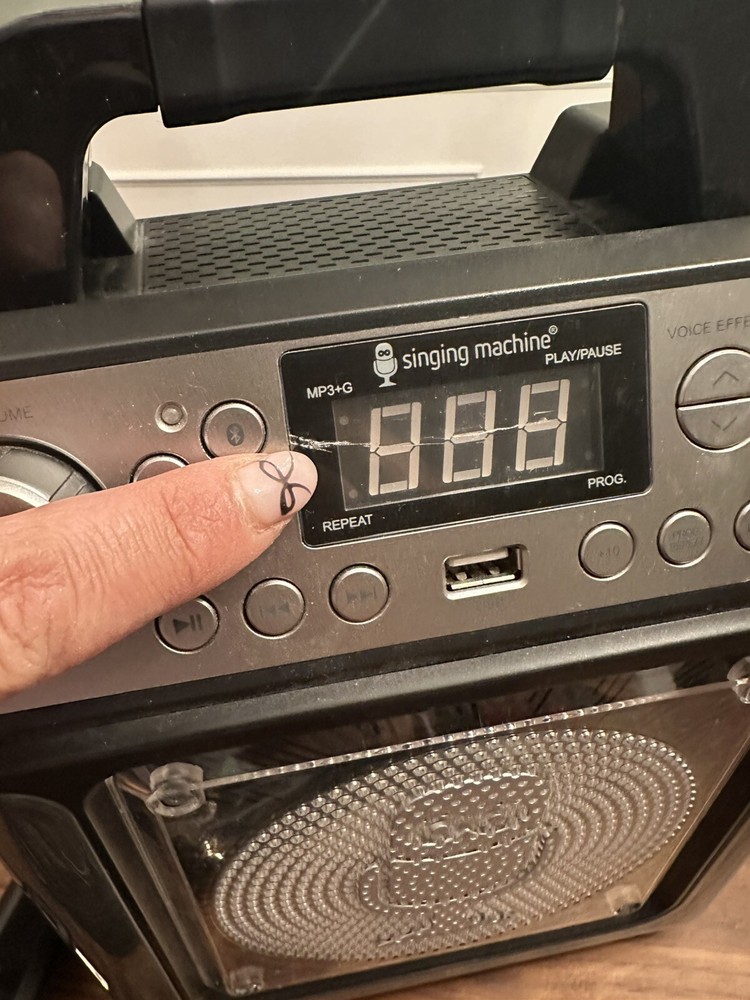 Singing Machine Karaoke System - Cracked Screen - Works Perfectly