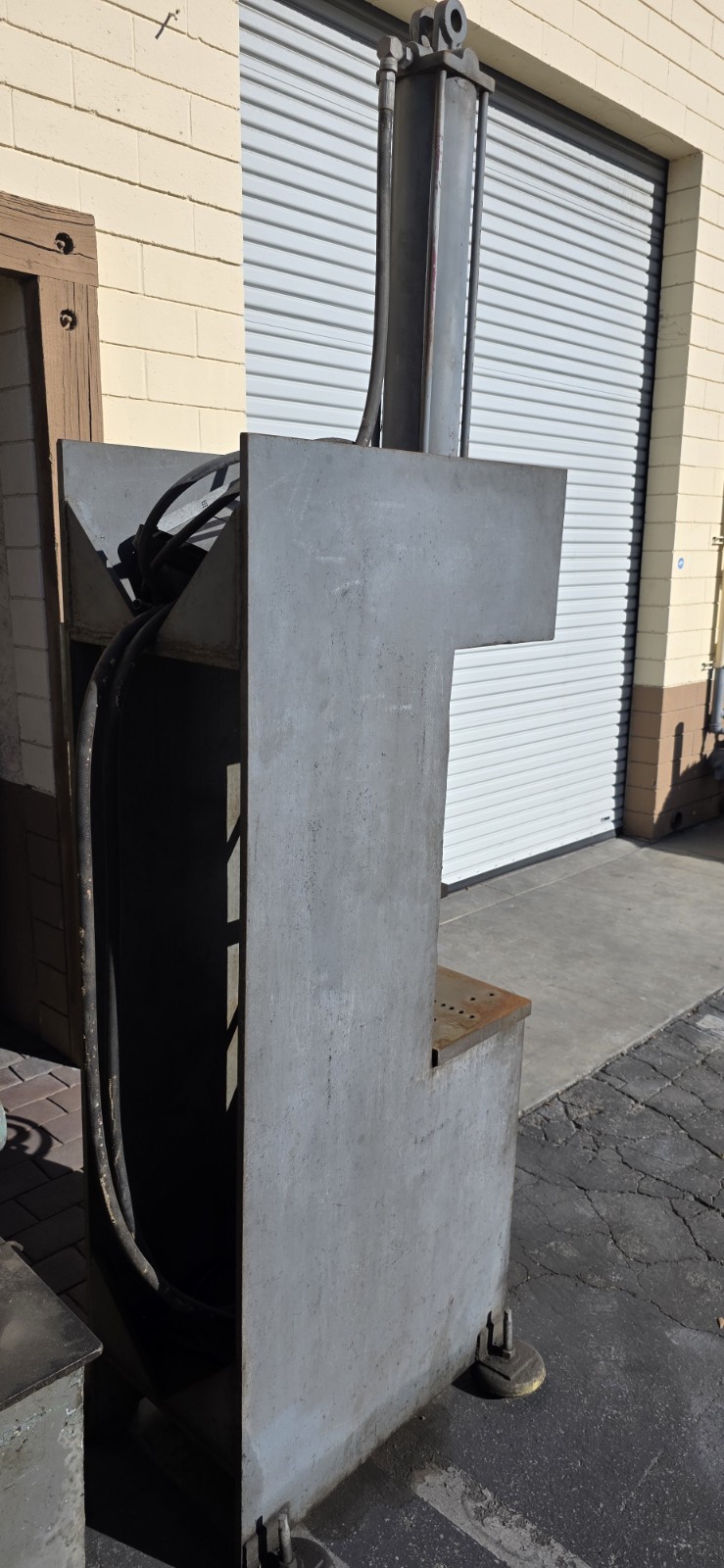 Hydraulic Press 25-Tons (aproximadamente) Double Acting Two-Stage.