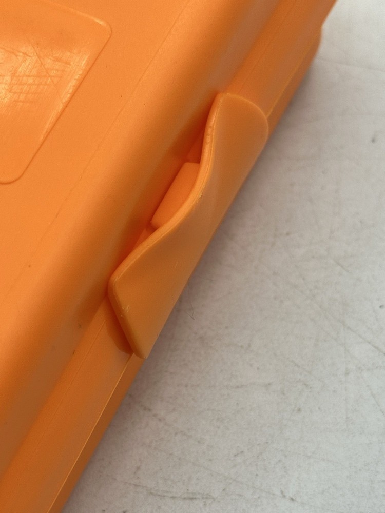 Tupperware Sandwich Keeper 3752A-4 Orange