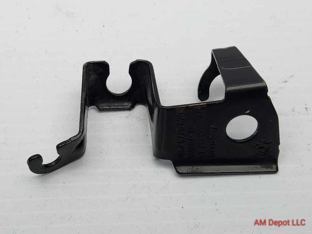 2009 BMW 135i 128i E82 E88 Front Left ABS Sensor Cable Holder / Bracket 6770629