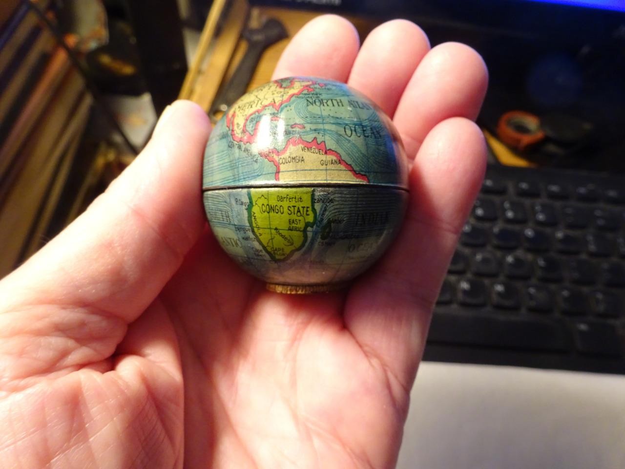 ANTIQUE MINIATURE TIN LITHO WORLD GLOBE PENCIL SHARPENER MADE IN JAPAN BY MT VG