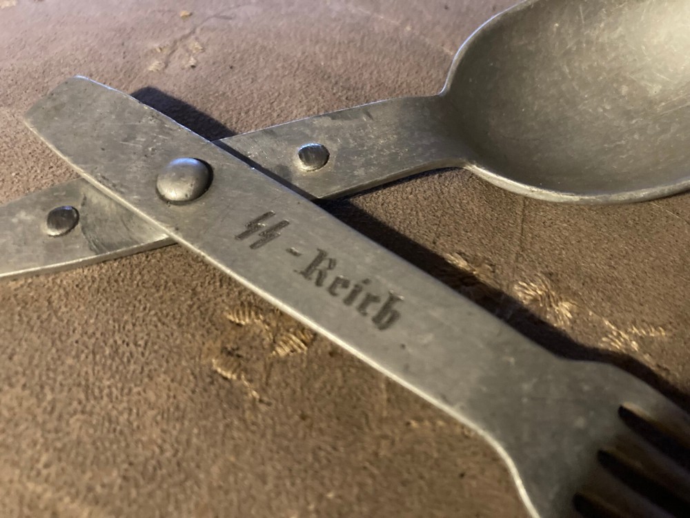 LARGE ENGRAVED TEN INCH FOLDING MESS KIT