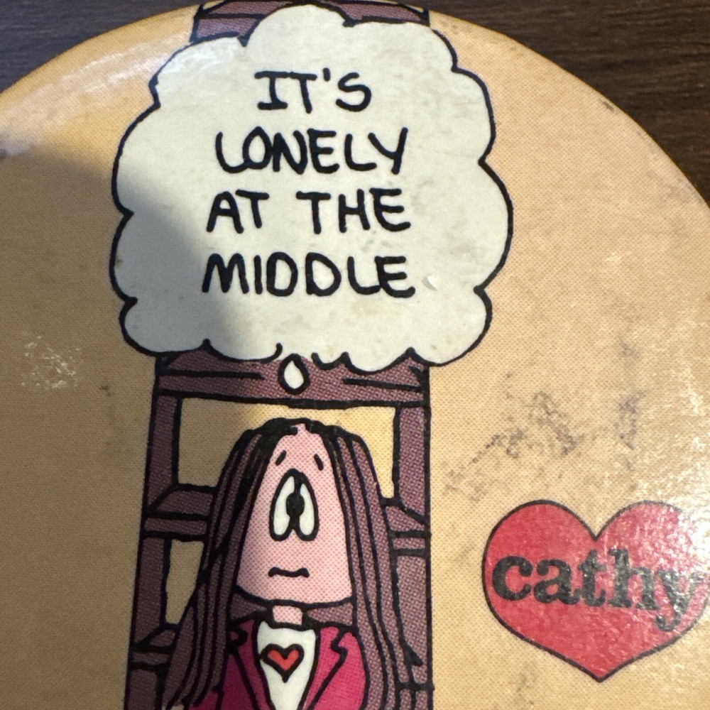 VINTAGE PINBACK BUTTON 1982 - CATHY COMIC- LONELY AT THE MIDDLE PIN BUTTON