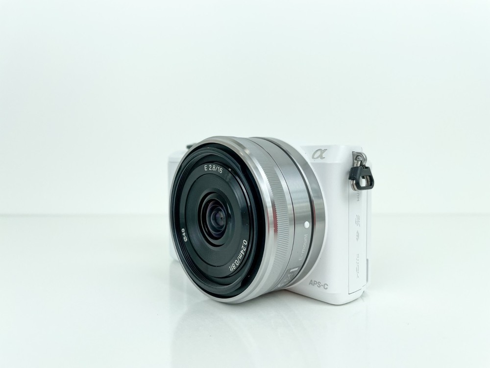Sony Alpha a5000 20.1MP Digital Camera White with a Lens Great Condition