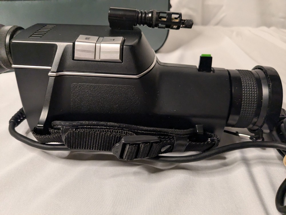 GE Color Video Camera Model # 1CVC5032E-Plugs Into VCR Direct- UNTESTED w/Case