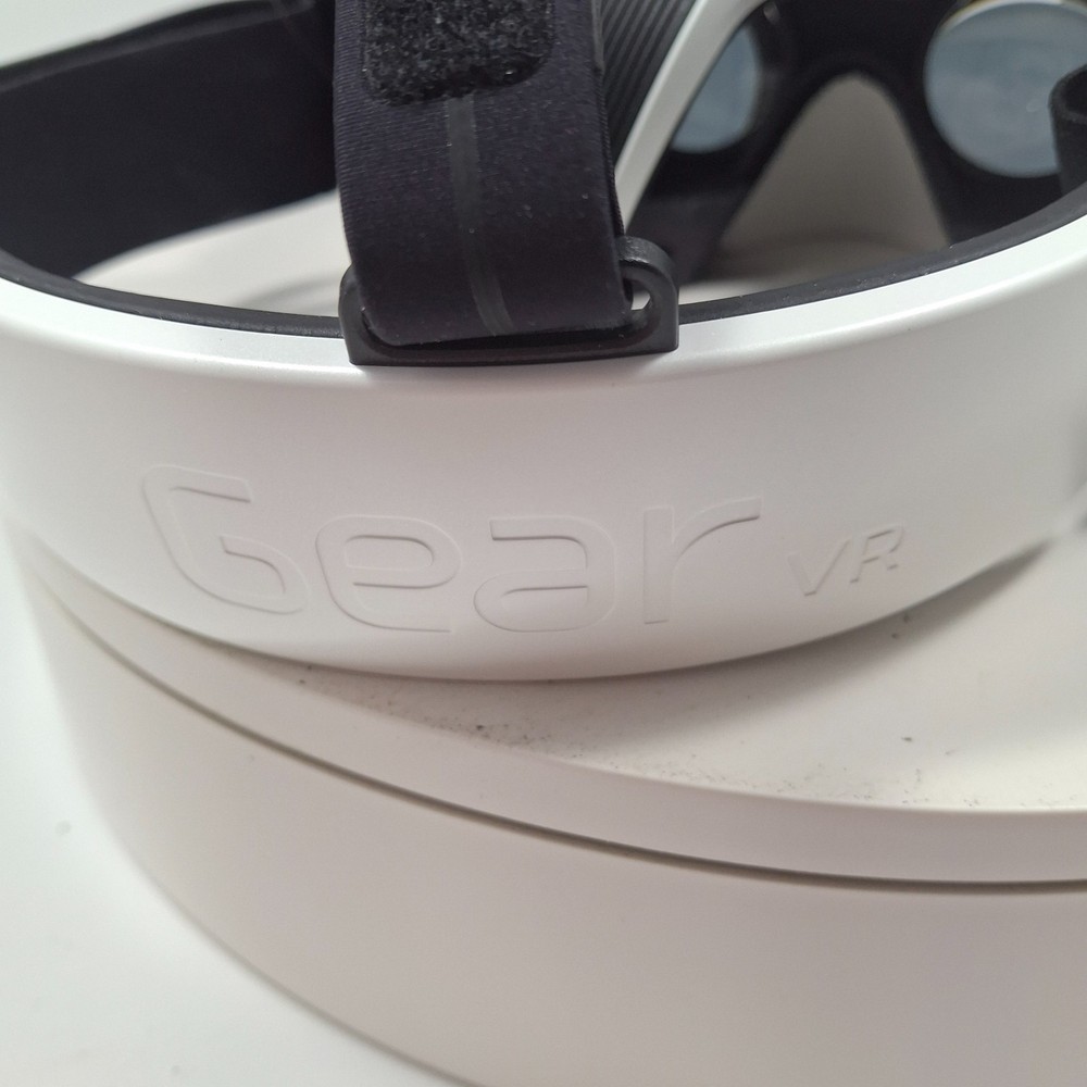 Samsung Gear VR Powered by Oculus Virtual Reality Headset SM‑R320 – With Case