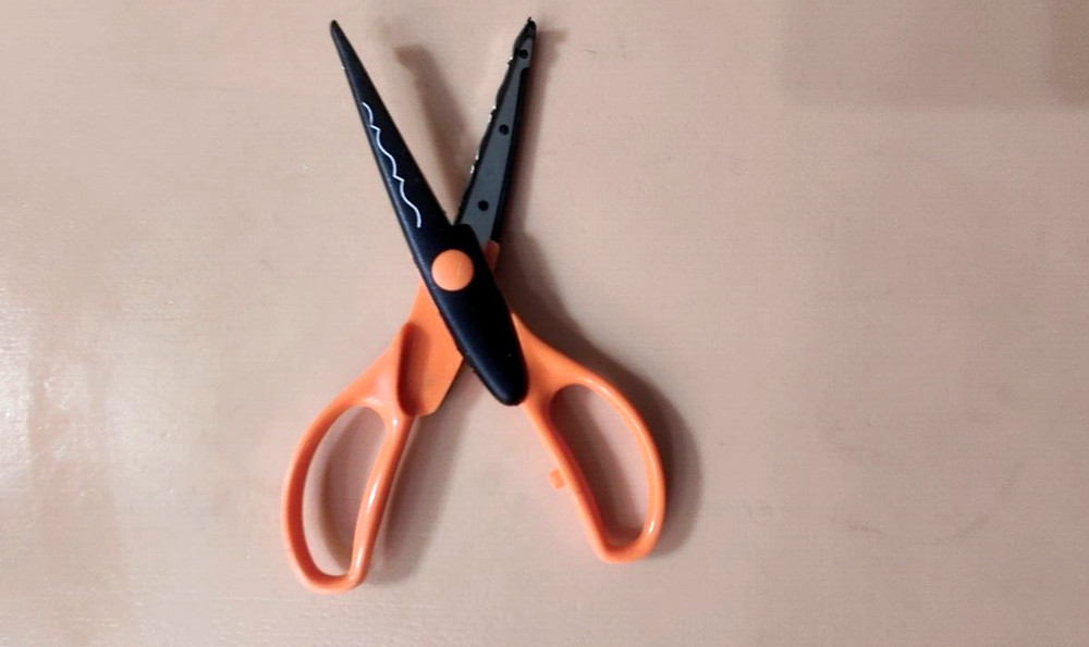 Scissors Wavy Cut Orange Handle 7” Long Pre-Owned