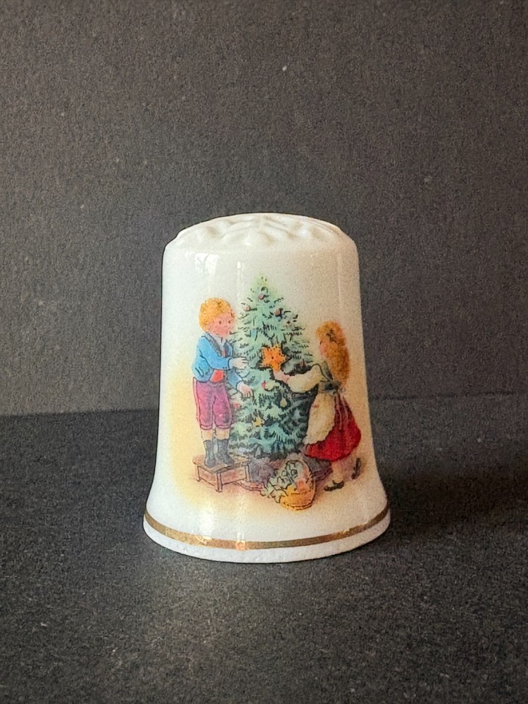 Avon Christmas Thimble 1982