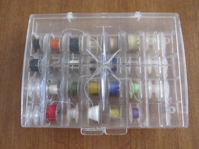 VINTAGE SEWING MACHINE BOBBINS & CASE