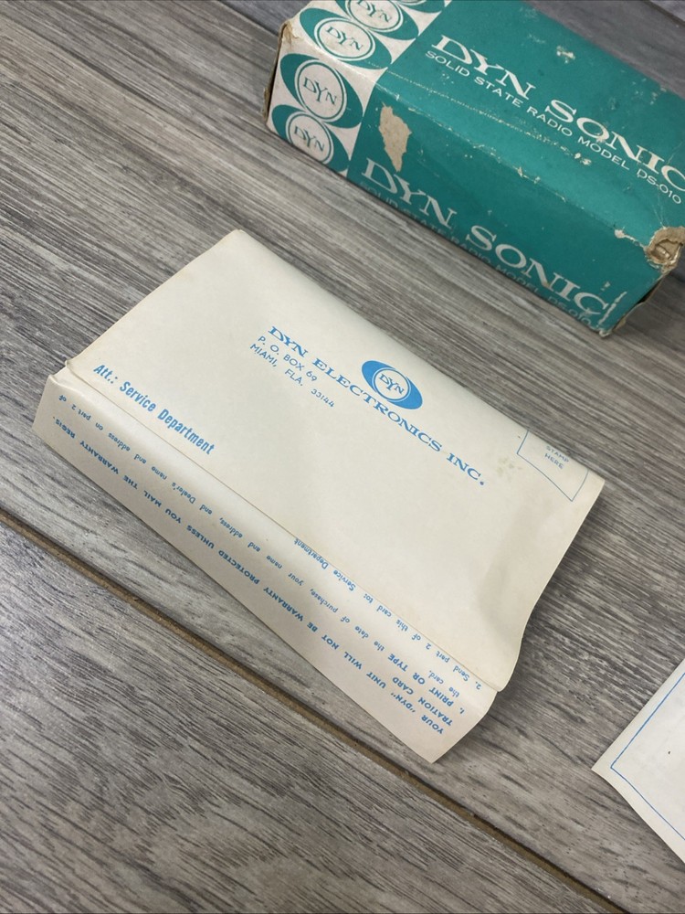 Dyn-Sonic DS-010 solid state vTG Transistor radio comes W/ box Lt Blue Works
