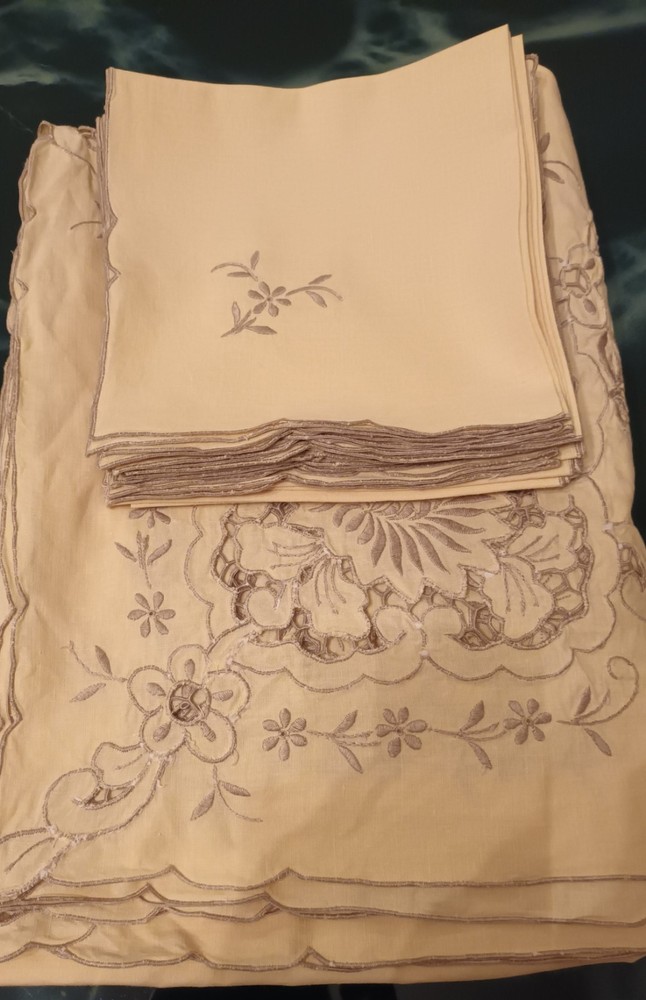 Hand Embroidered Rectangular Tablecloth With Napkins
