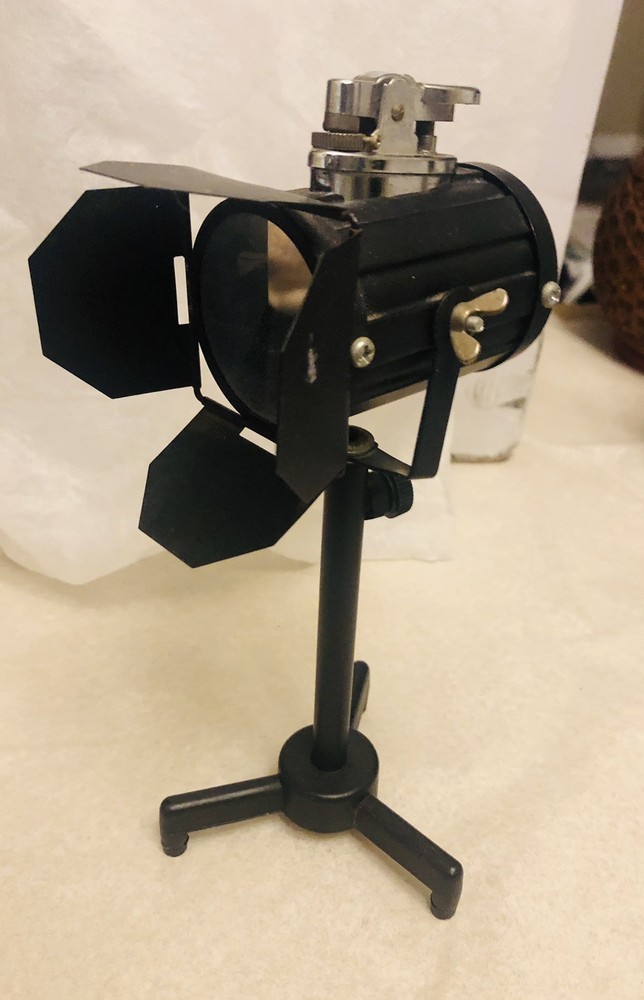 Movie studio light on tripod Lighter