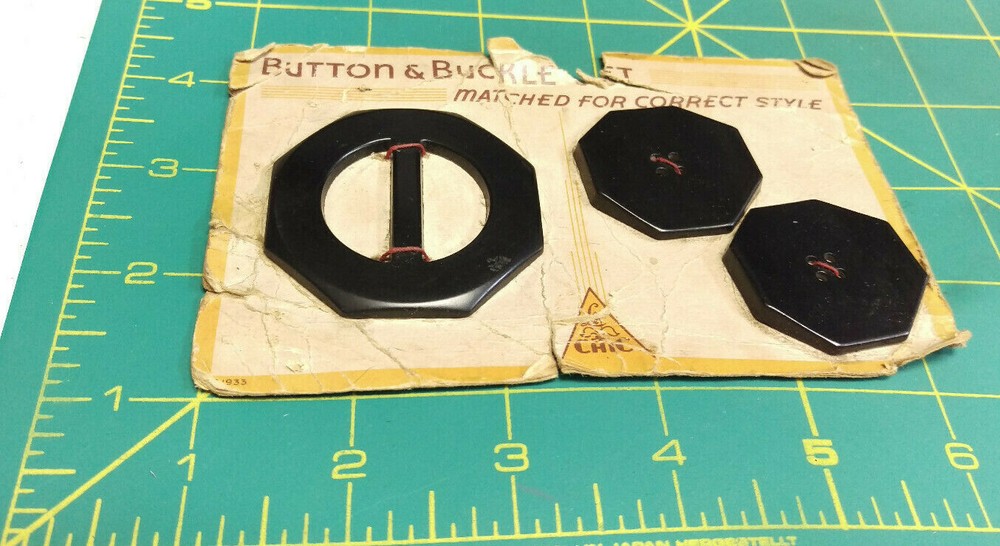 Vintage Le Chic Button & Buckle dated 1933 on original card with original thread