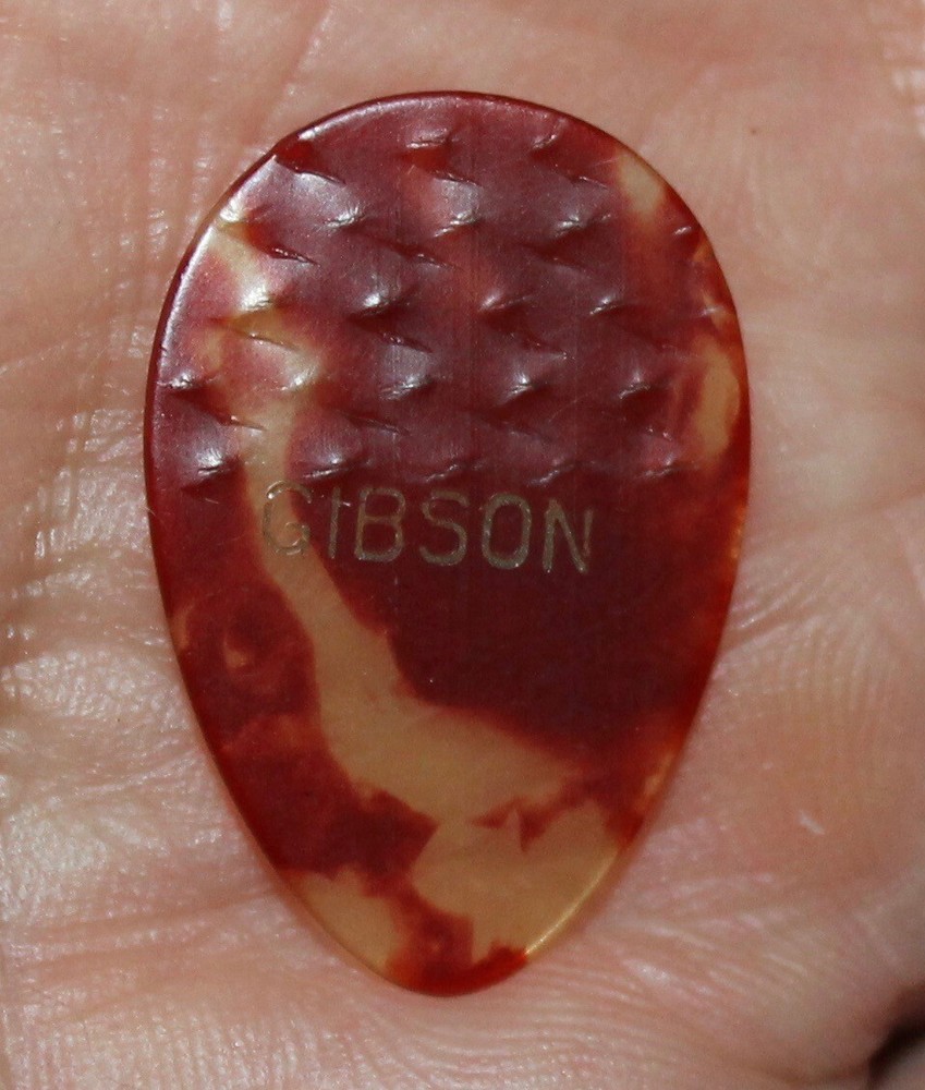 VINTAGE 1950'S? GIBSON IMPRESSED GUITAR PICK