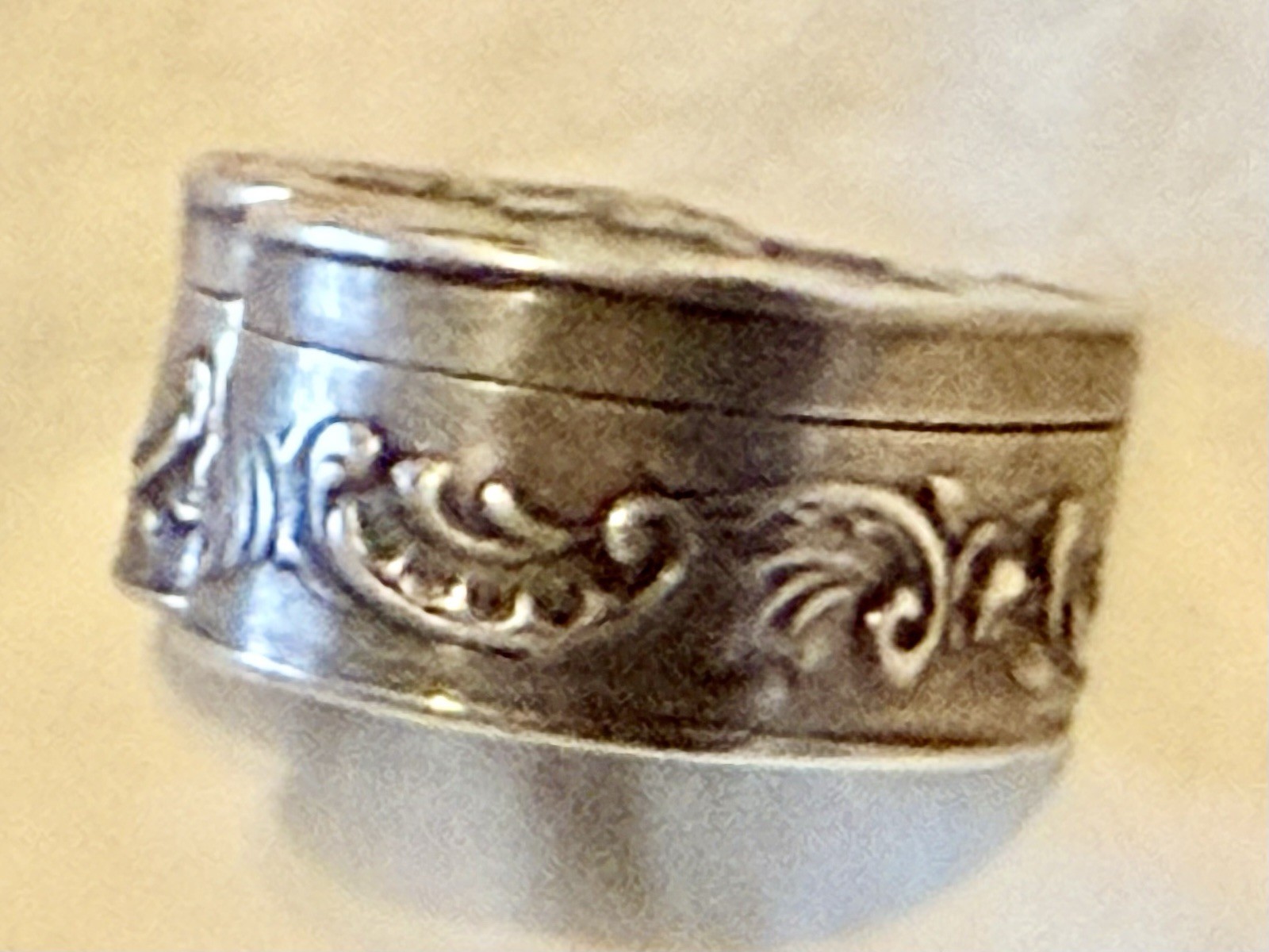 Antique Old Couple Cherub Dog Repousse Hanau .800 Silver Heart Pill Box German