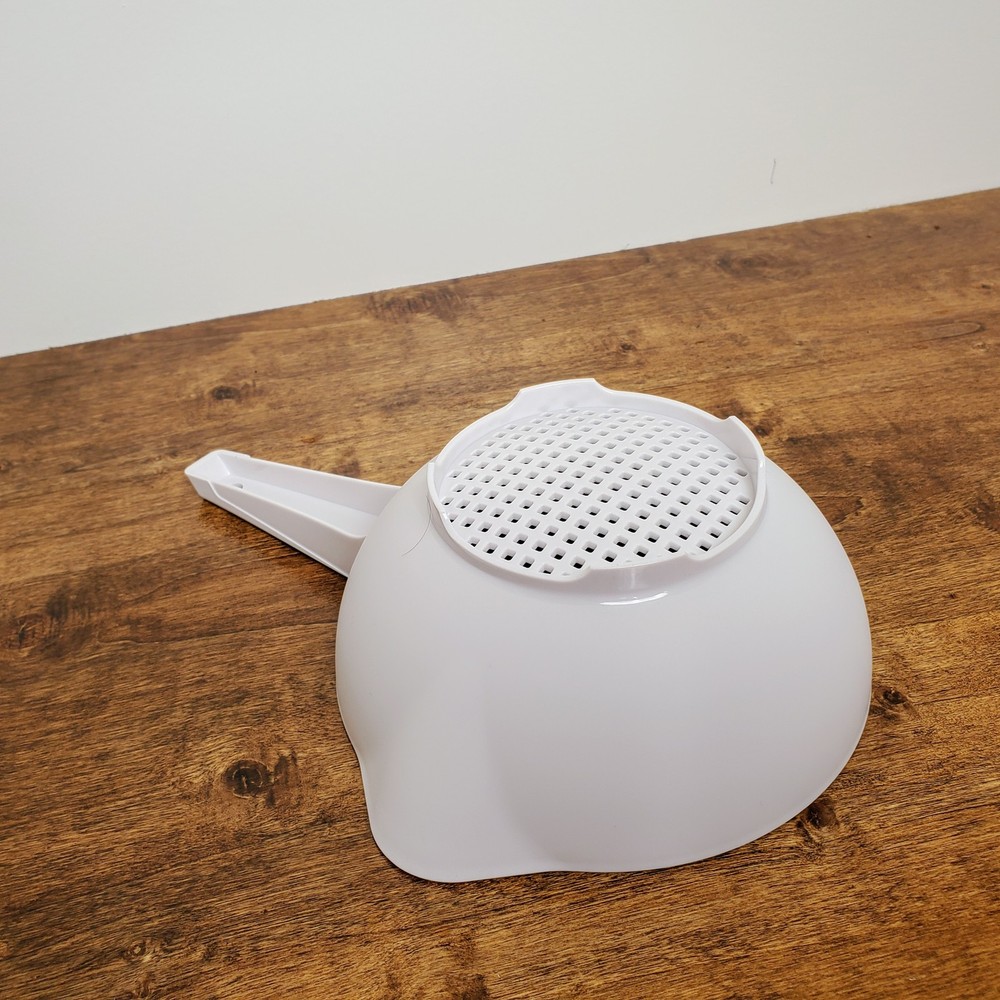 Tupperware Small Strainer Colander with Handle White 1 Quart