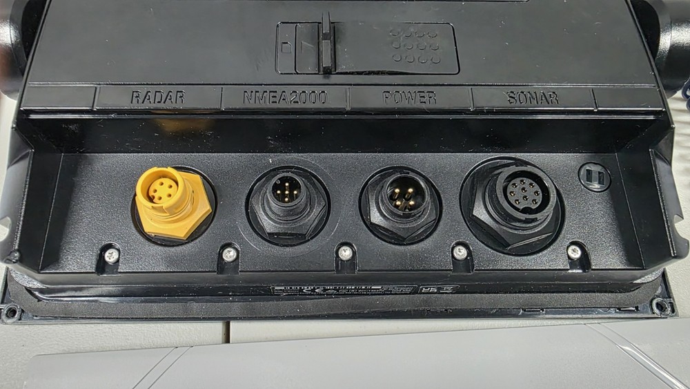 Simrad GO9 XSE Chartplotter / Fishfinder – Complete Kit w/ HS Skimmer M/H.