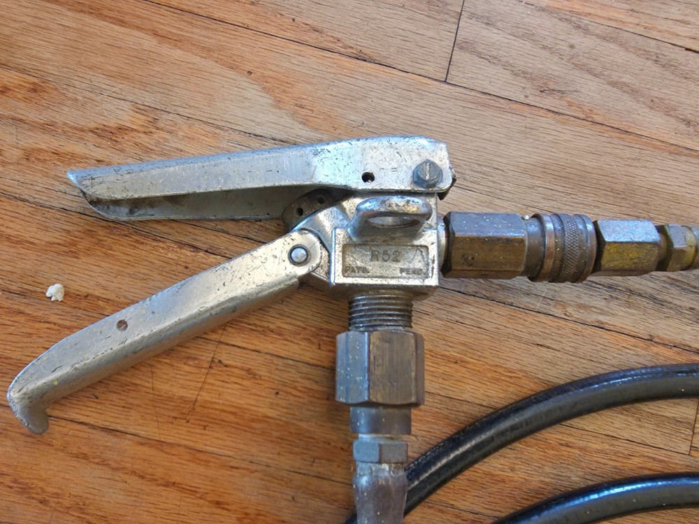 R52 coolant system cleaning / pressurizing tool