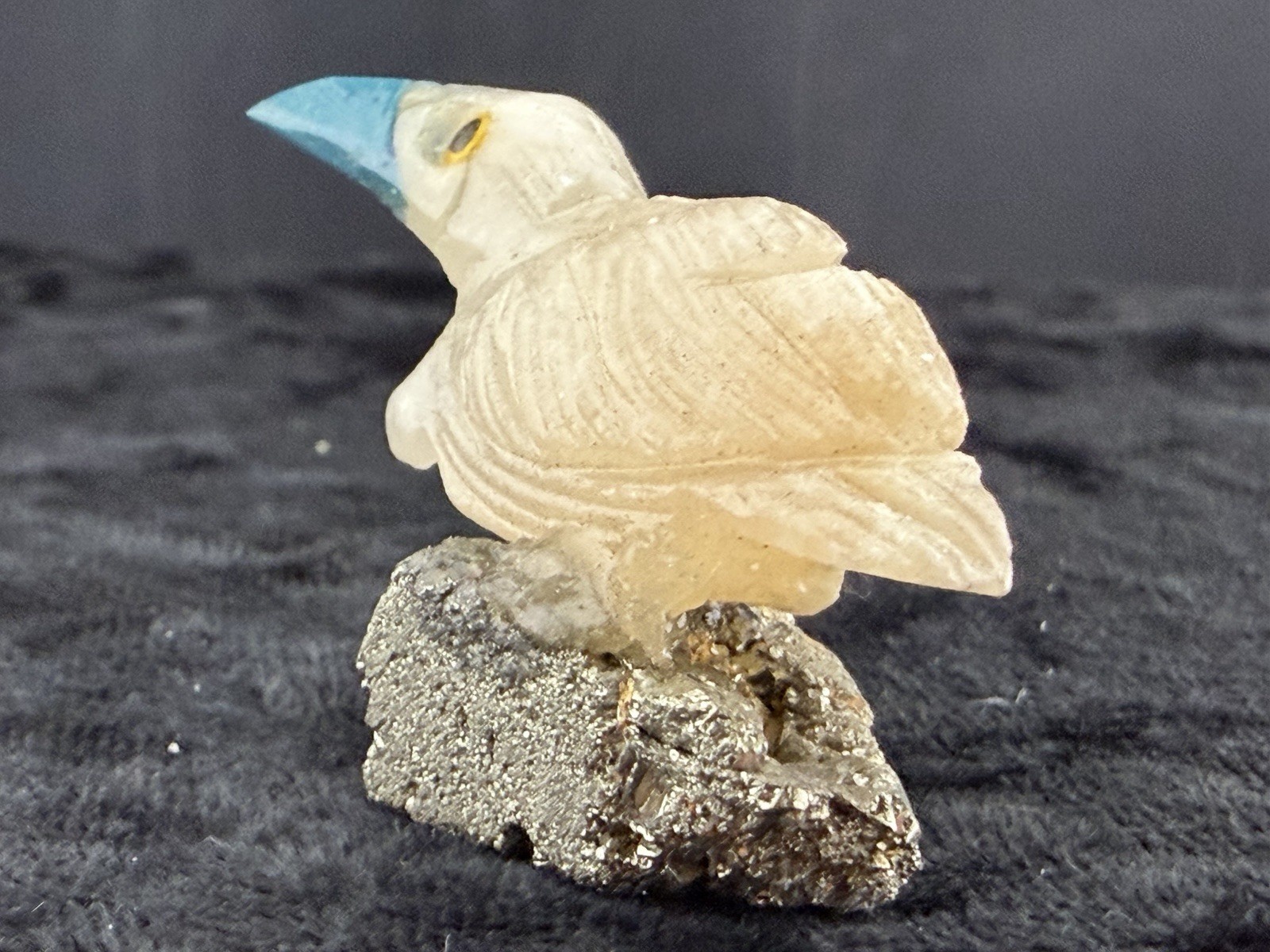 Gemstone Bird Sculpture on Mineral Base. 14 g. 43x17x27 mm