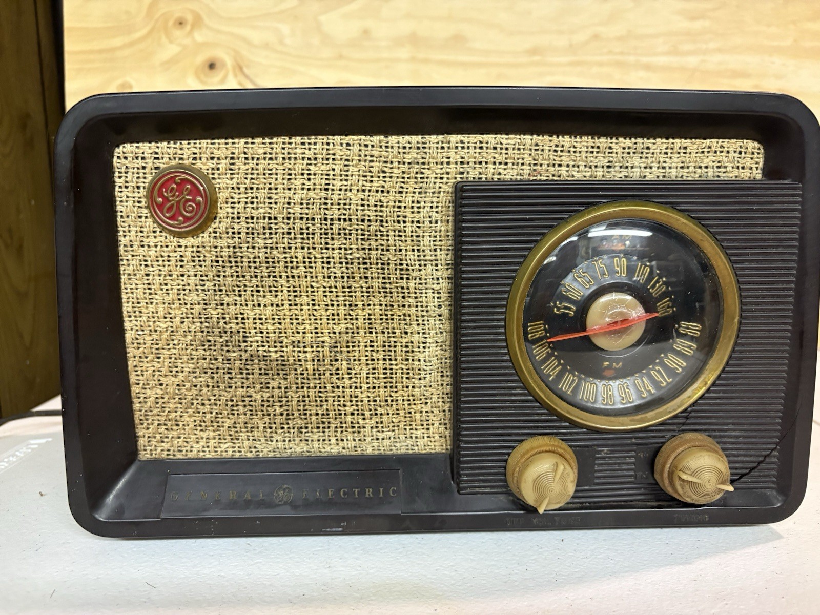 Vintage 1948 GE AM/FM Vacuum Tube Radio Model 210 Hums